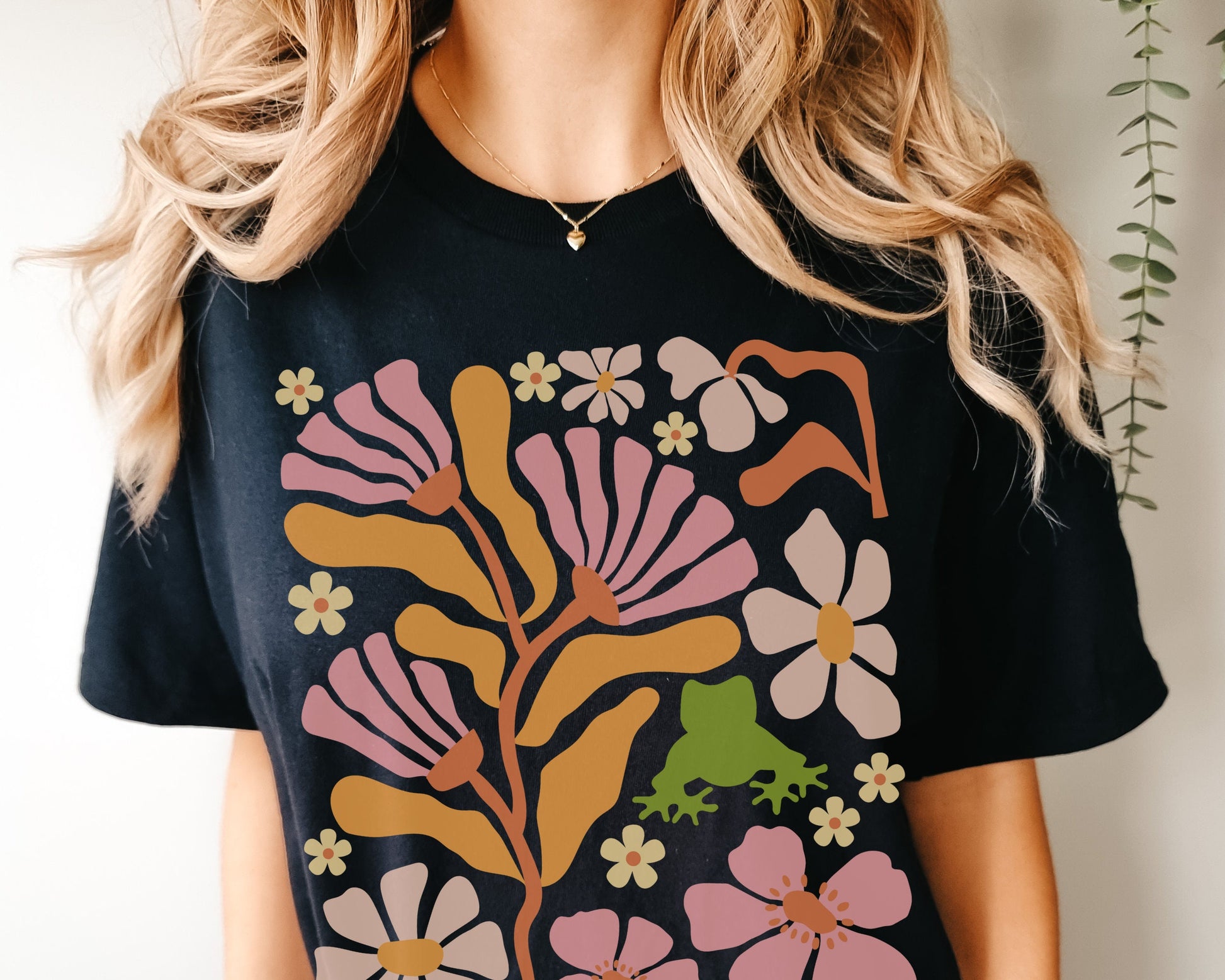 Frog Shirt Women, Frog TShirt, Comfort Colors® Shirt Art Nouveau Shirt Floral Shirt, Abstract Retro Flowers Shirt Boho Flowers Tee Cute Frog